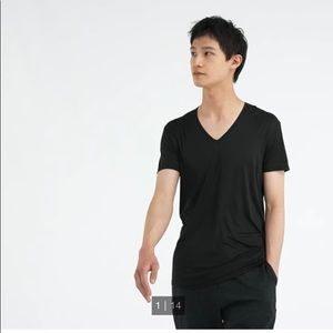 Uniqlo AIRISM Mens Black V-Neck XS